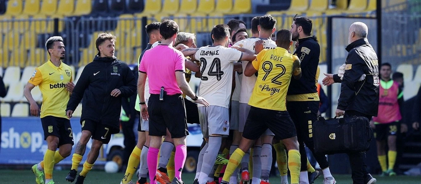 Άρης-ΑΕΚ: Σύρραξη με «γαλλικά» μεταξύ των παικτών στο τέλος της αναμέτρησης (φώτο)